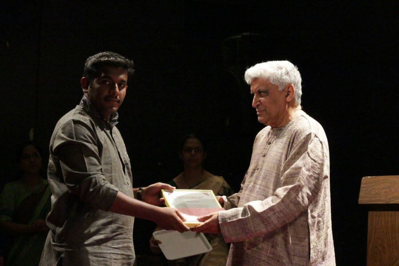 Nishant Divate receiving the ITC award from Javed Akhtar